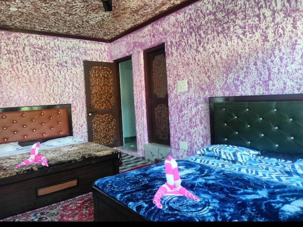 Hotel Sunlight Srinagar Rum bild