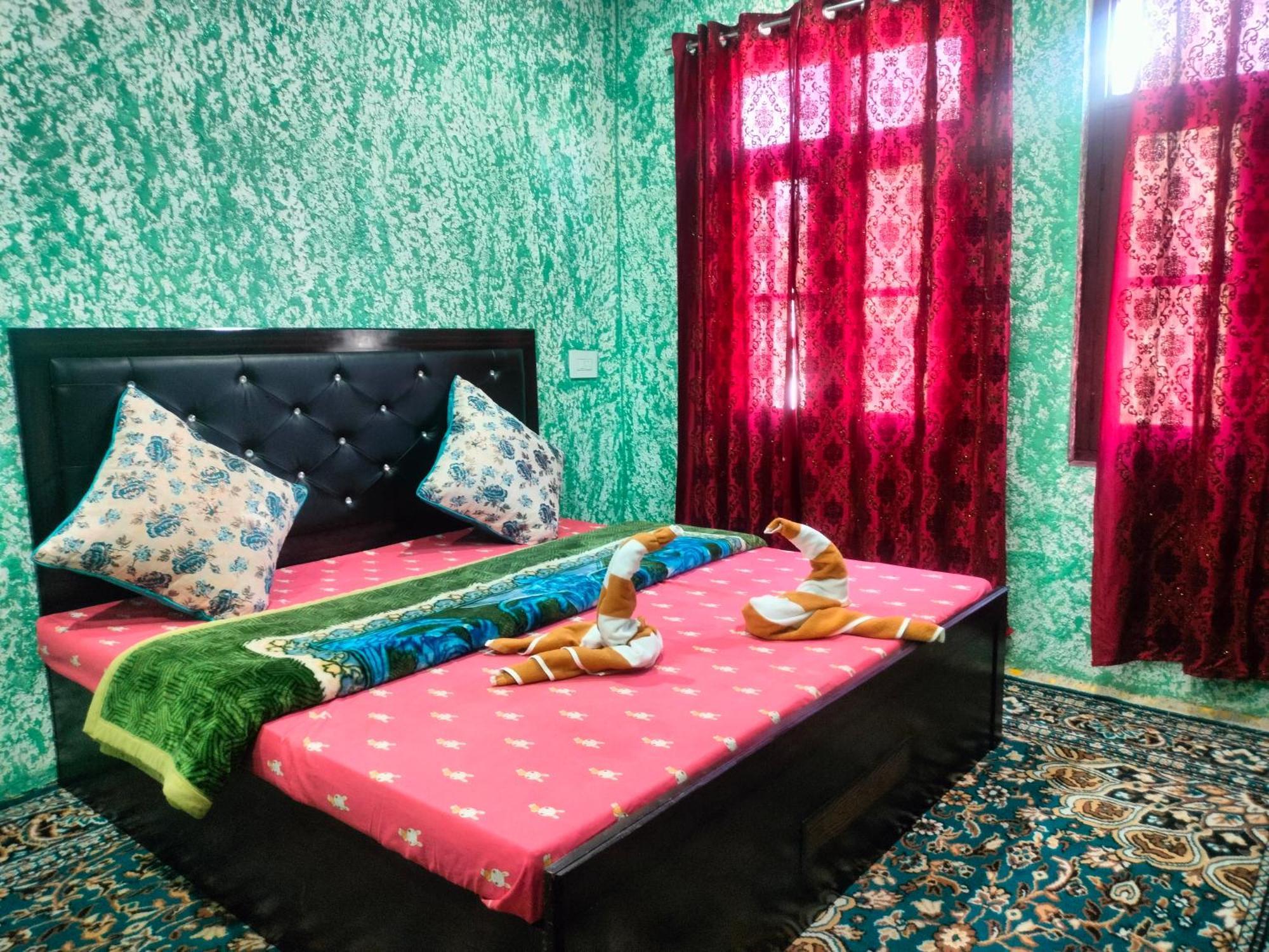 Hotel Sunlight Srinagar Rum bild