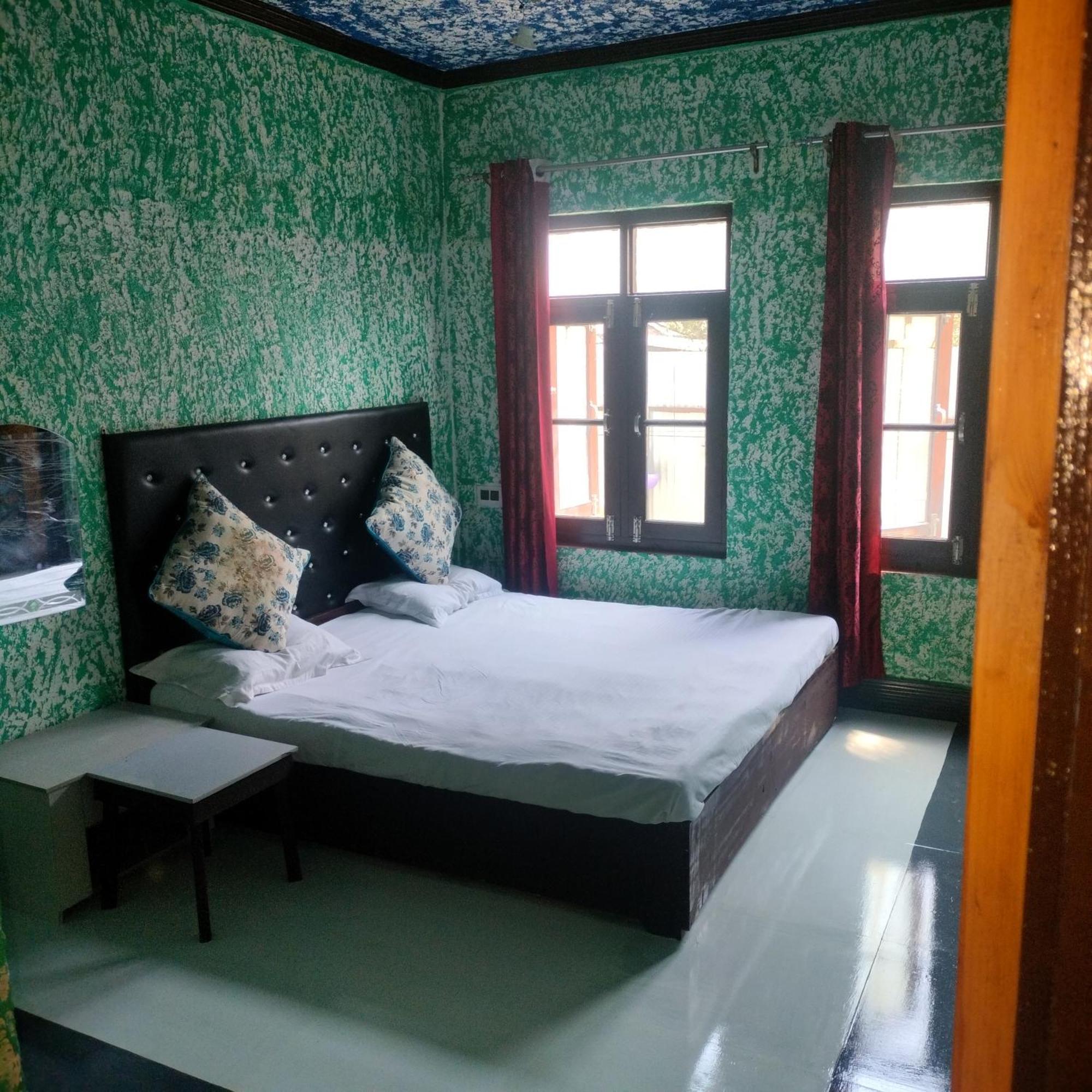 Hotel Sunlight Srinagar Rum bild